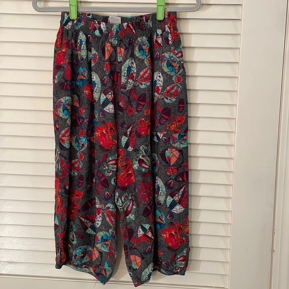 Senada & Korea Fun Bold Color Abstract Print Drop Crotch Pockets Bowed Capris